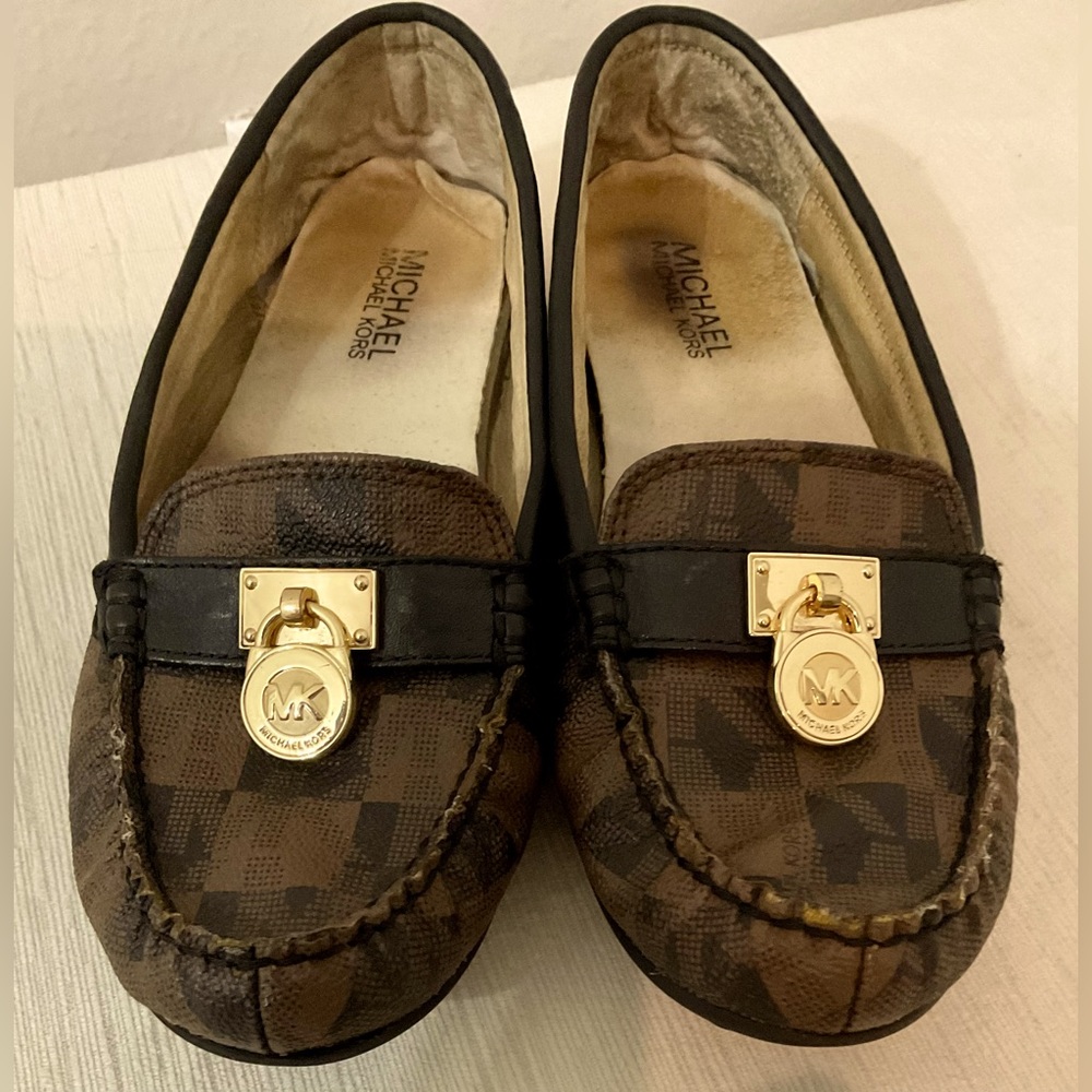 Michael Kors Hamilton Driver Mocassins size:8. there is a gold logo